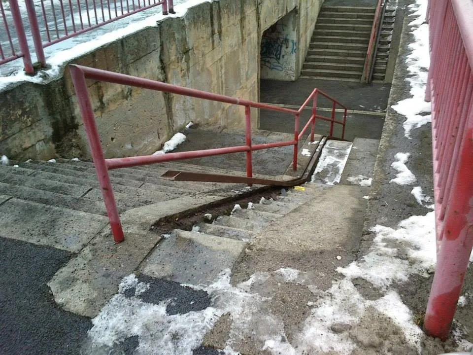 Částečně demontovaný sjezd pro kočárky v podchodu na Dobiášce. Foto: MP Liberec