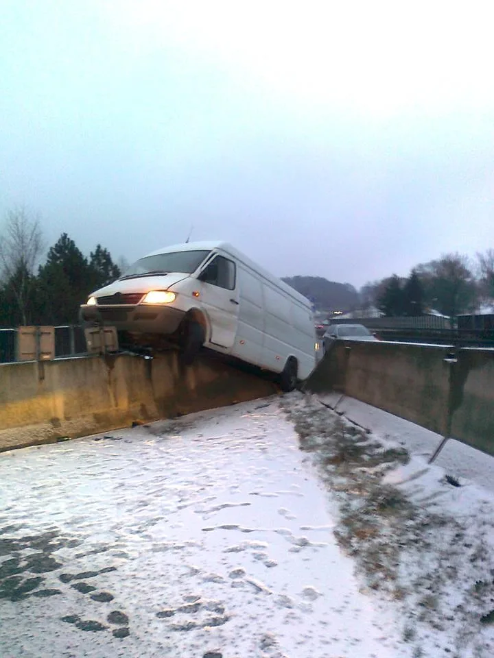 U Makra skončila dodávka na betonové zábraně. Foto: Odtahová služba Říha