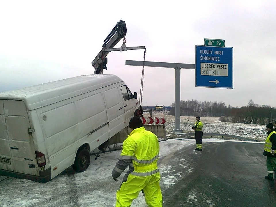 U Makra skončila dodávka na betonové zábraně. Foto: Odtahová služba Říha