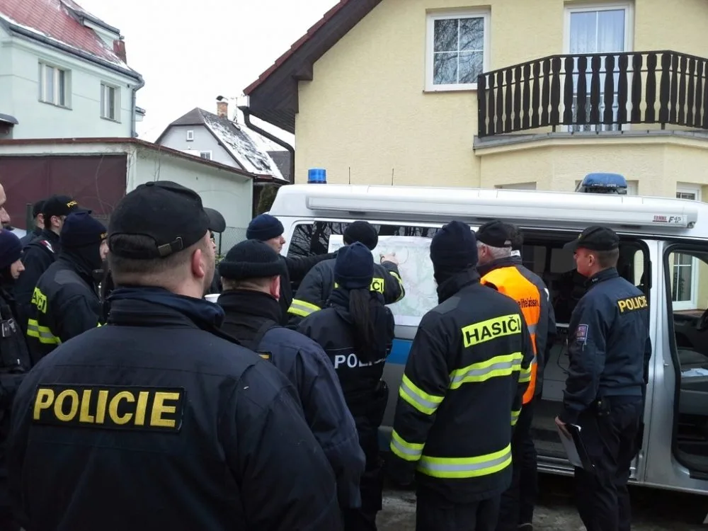 Policisté pátrají společně s hasiči po ztracené ženě. Foto: HZSLK