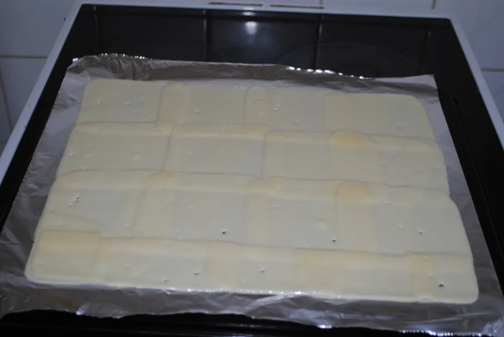 Plátky po vyndání z trouby. Teď je nutné trefit chvíli, kdy půjde sýr nejlépe sundat z alobalu.