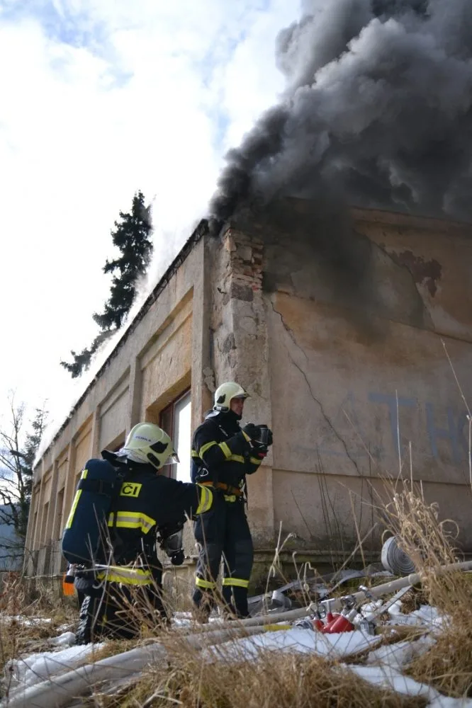 V Hanychově zasahovaly tři jednotky hasičů. Foto: HZSLK