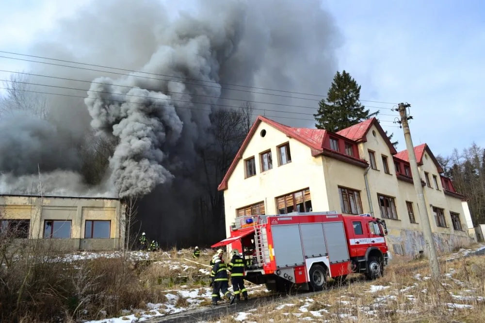 V Hanychově zasahovaly tři jednotky hasičů. Foto: HZSLK