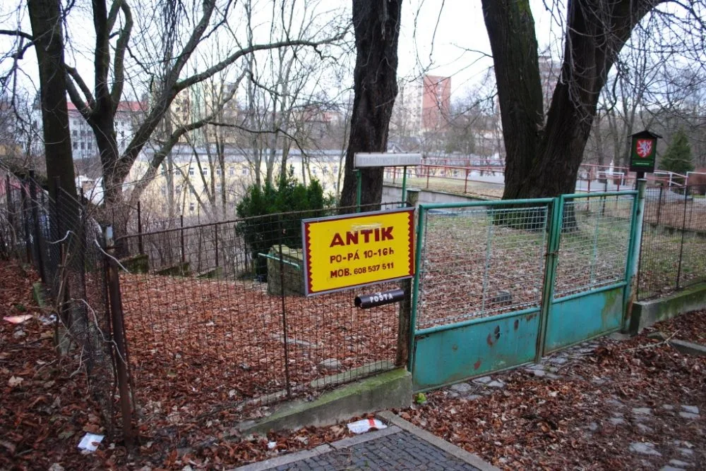 Je zamčeno, na plotě je stále cedule Antik.