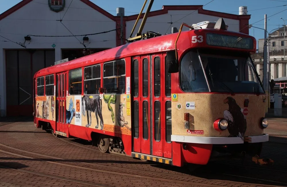 Tramvaj v nových polepech