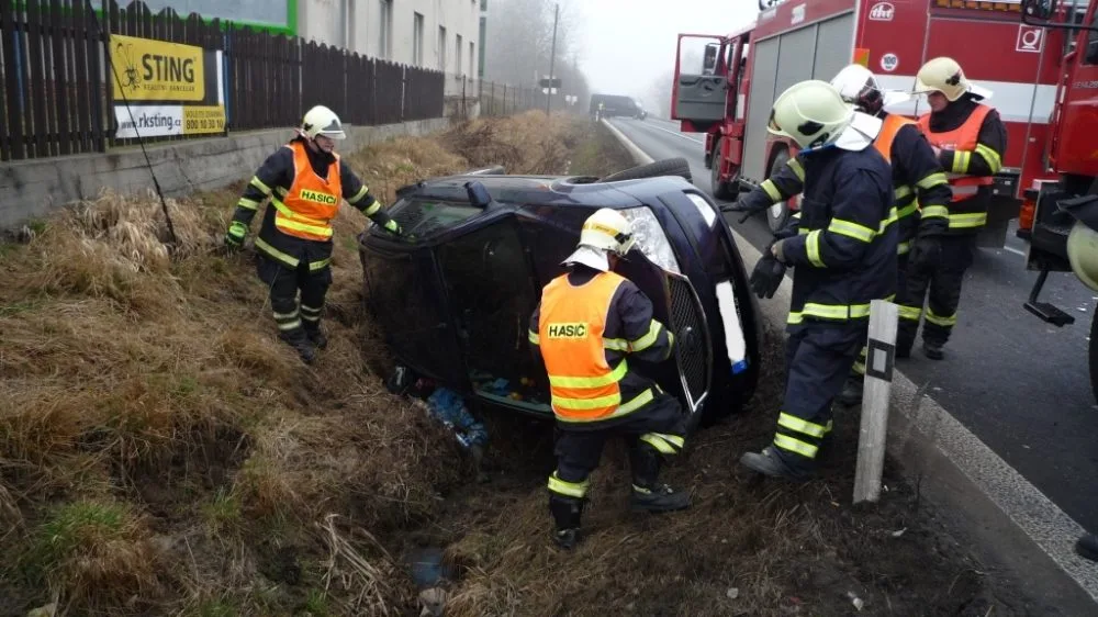 Mondeo skončilo po nehodě na boku mimo silnici. Foto: HZSLK