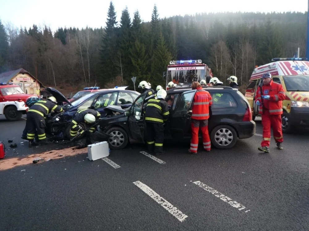 Při nehodě u Harrachova se zranili čtyři cizinci. Foto: HZSLK