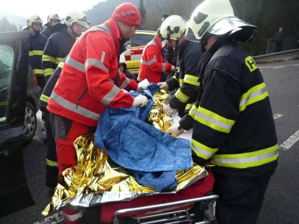 Při nehodě u Harrachova se zranili čtyři cizinci. Foto: HZSLK