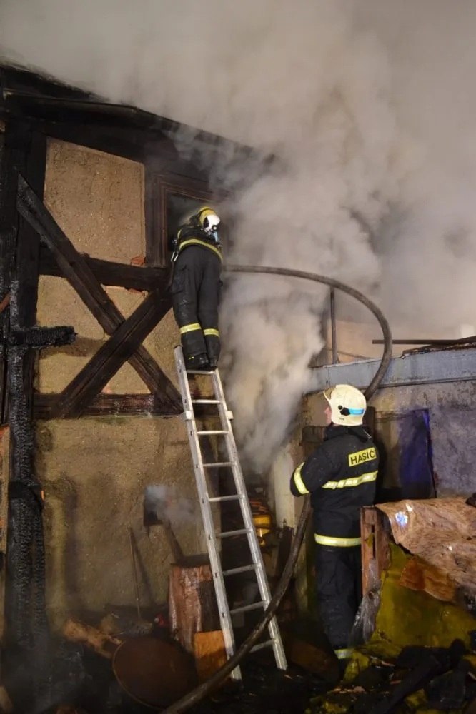 Na Frýdlantsku lehlo popelem stavení plné zvířat. Foto: HZSLK