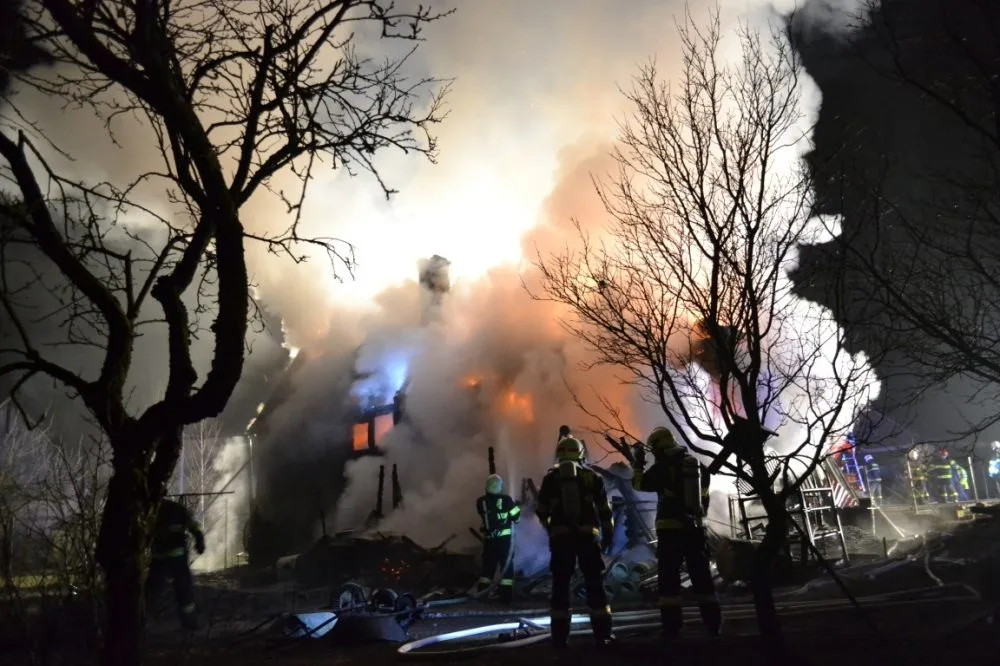 Na Frýdlantsku lehlo popelem stavení plné zvířat. Foto: HZSLK