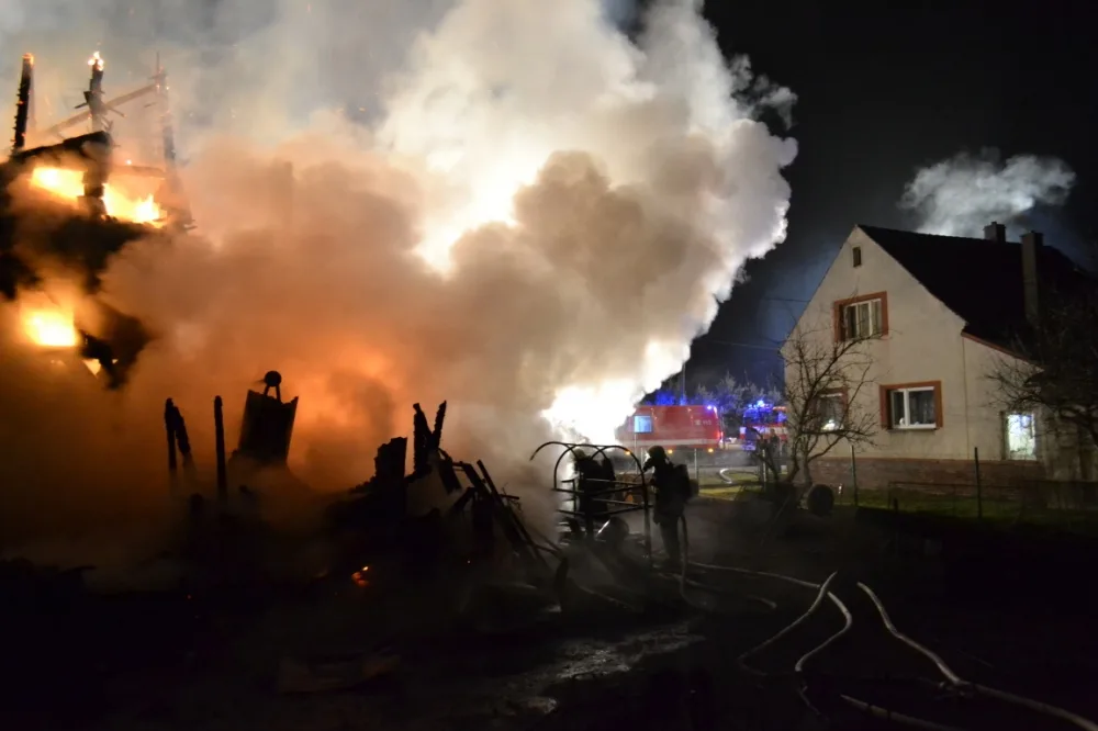 Na Frýdlantsku lehlo popelem stavení plné zvířat. Foto: HZSLK