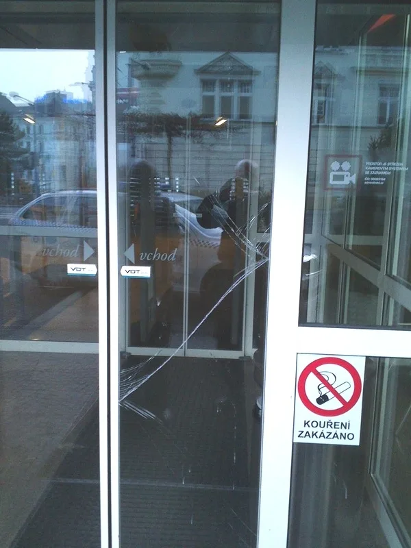 Jednadvacetiletý mladík se vyřádil na dveřích knihovny. Foto: MP Liberec