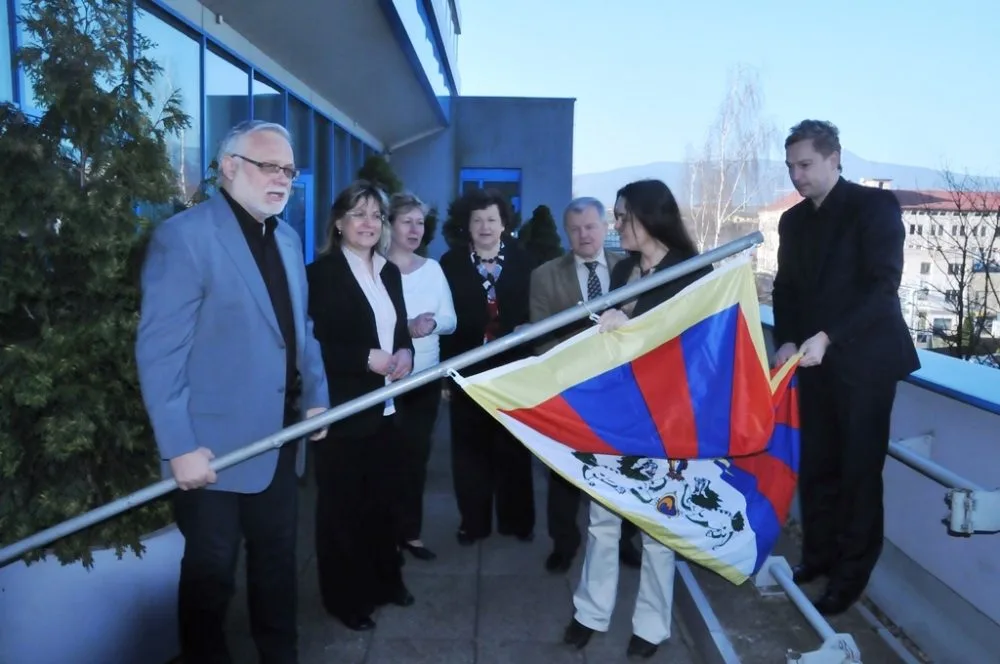 Tibetská vlajka na kraji. Foto: Jiří Langer