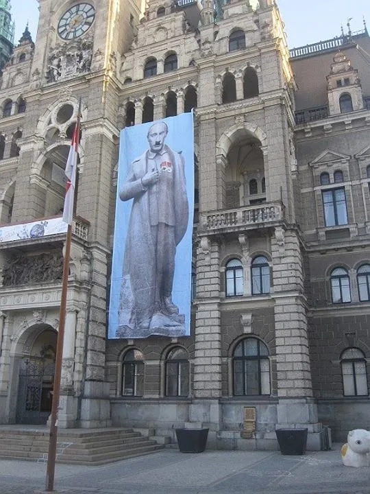 Obří plachta visí na radnici od úterního rána. Foto: Roman Dobeš
