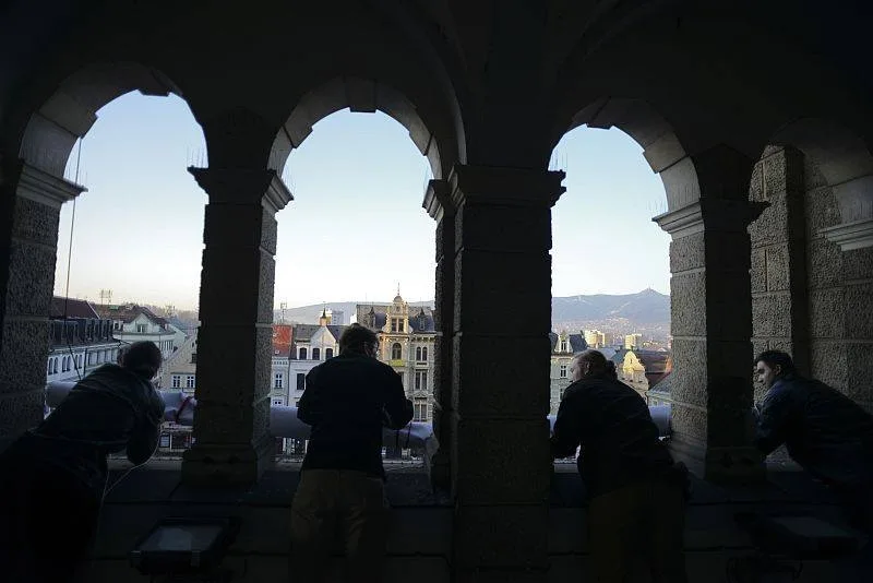 Obří plachta visí na radnici od úterního rána. Foto: Roman Dobeš