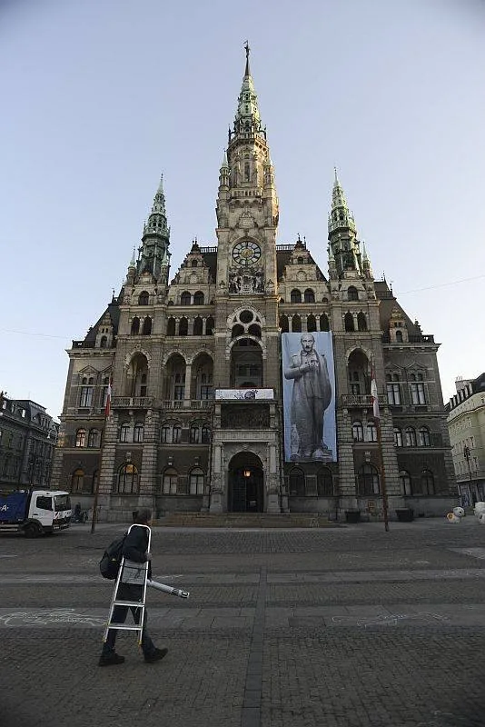 Obří plachta visí na radnici od úterního rána. Foto: Roman Dobeš