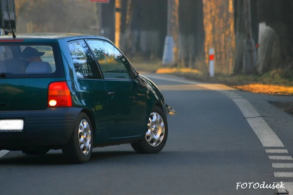 Projíždějící Seat Arosa srazil chodce u místní pošty. Foto: Jiří Dušek