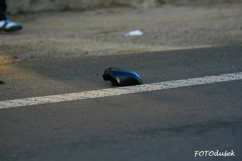 Projíždějící Seat Arosa srazil chodce u místní pošty. Foto: Jiří Dušek