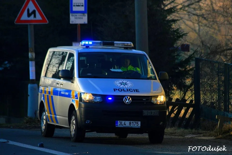 Projíždějící Seat Arosa srazil chodce u místní pošty. Foto: Jiří Dušek