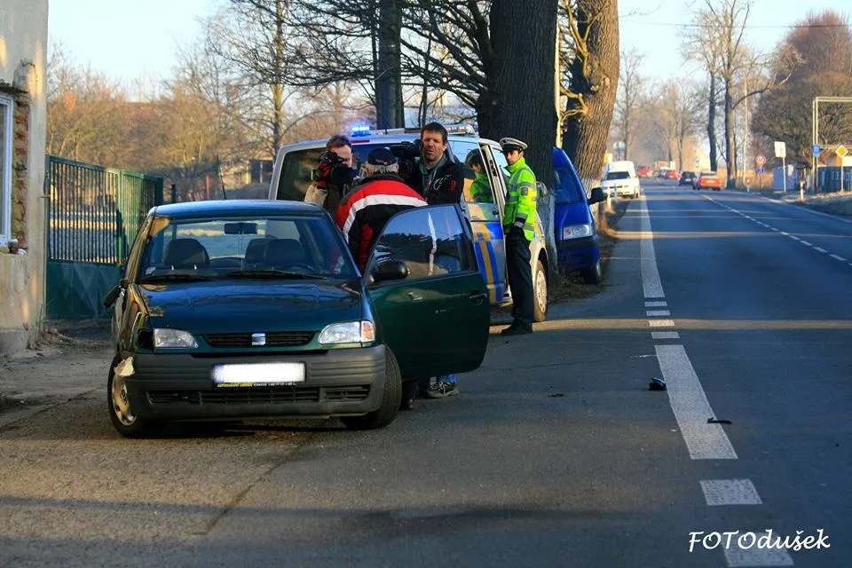 Projíždějící Seat Arosa srazil chodce u místní pošty. Foto: Jiří Dušek