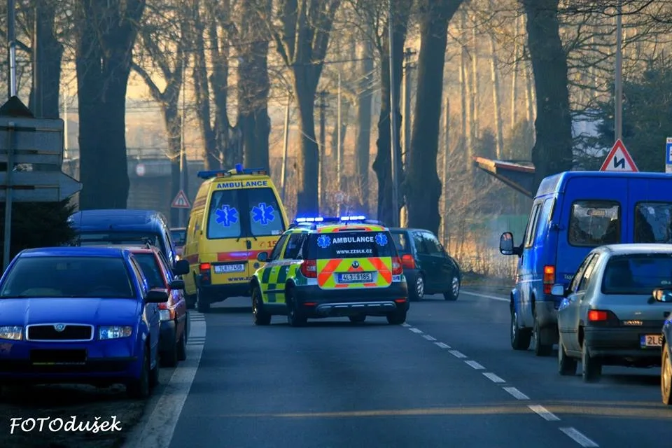 Projíždějící Seat Arosa srazil chodce u místní pošty. Foto: Jiří Dušek