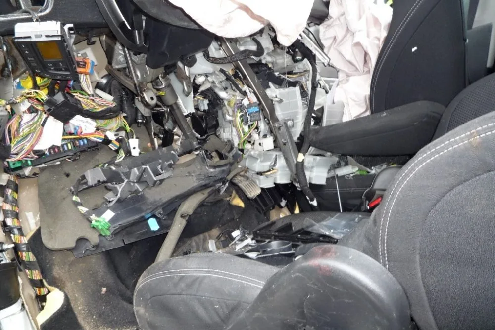 Řidič Citroenu utrpěl těžká poranění. Foto: HZSLK