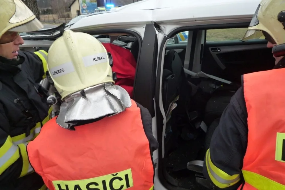Řidič Citroenu utrpěl těžká poranění. Foto: HZSLK