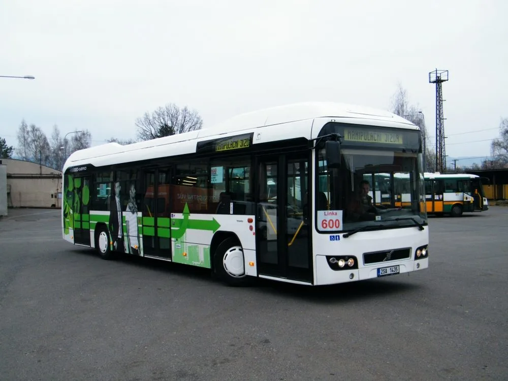 Liberecké ulici brázdí od úterý nový bezbariérový autobus Volvo