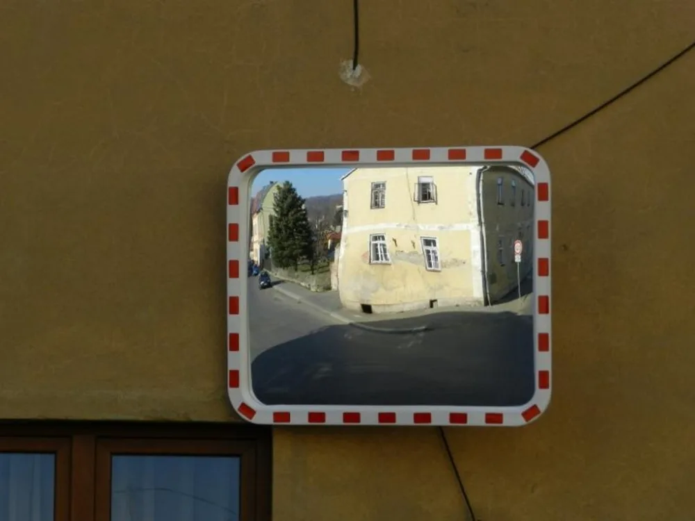 Zrcadlo v křižovatce vám moc nepomůže. Foto: MÚ Frýdlant