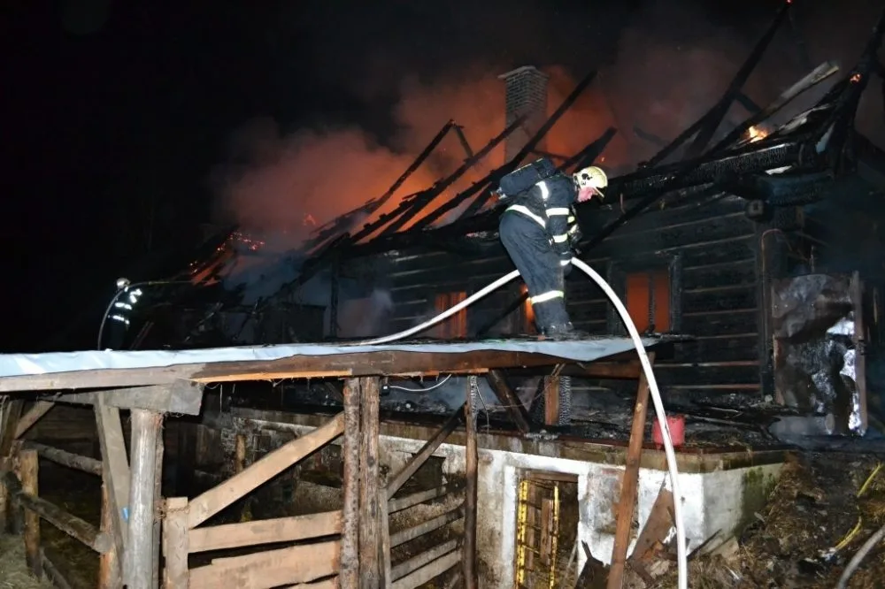 Při nočním požáru statku uhořely dvě krávy. Foto: HZSLK
