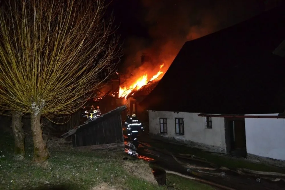 Při nočním požáru statku uhořely dvě krávy. Foto: HZSLK