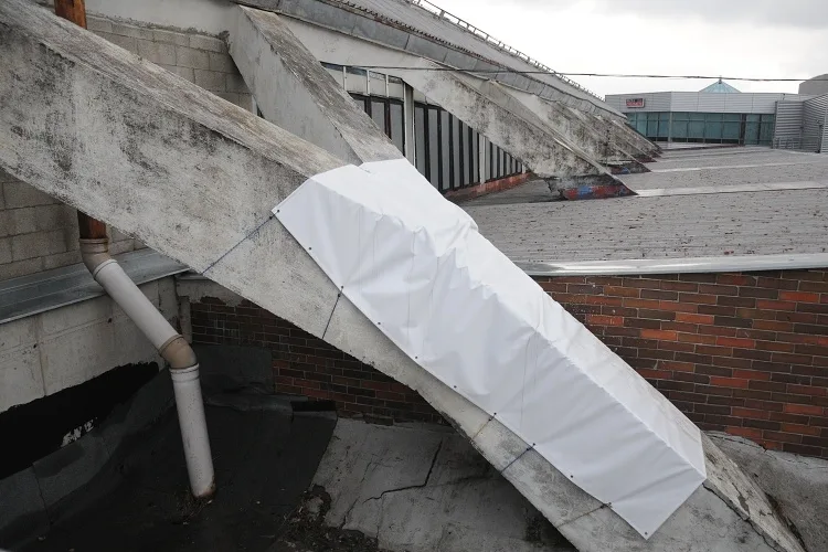 Chátrající aréna. Foto: Jan Král