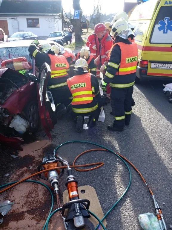Náraz do stromu stál život čtyřiašedesátiletého muže. Foto: HZSLK