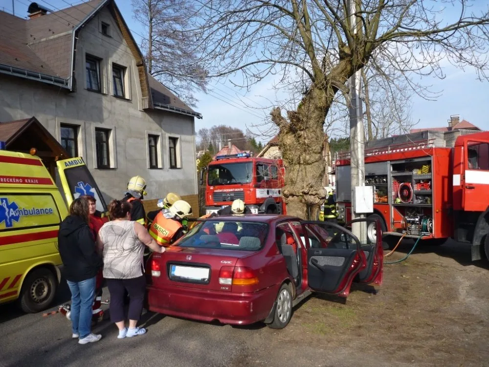 Náraz do stromu stál život čtyřiašedesátiletého muže. Foto: HZSLK