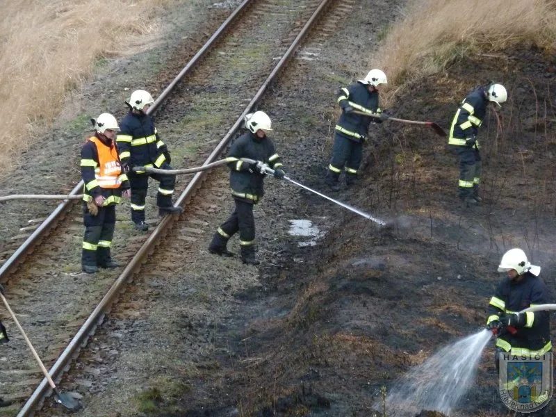 Hořící louka zpomalila železniční dopravu v Hrádku. Foto: Hasiči Hrádek nad Nisou