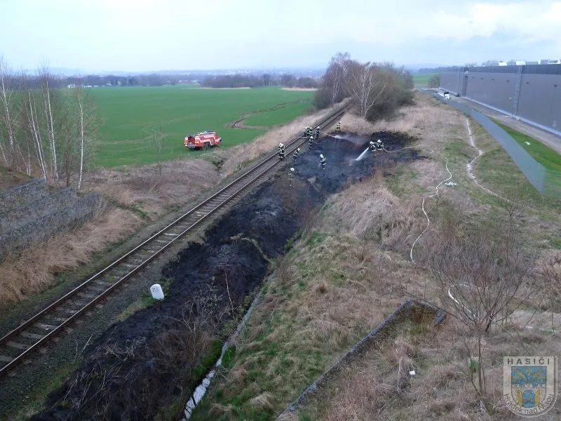 Hořící louka zpomalila železniční dopravu v Hrádku. Foto: Hasiči Hrádek nad Nisou