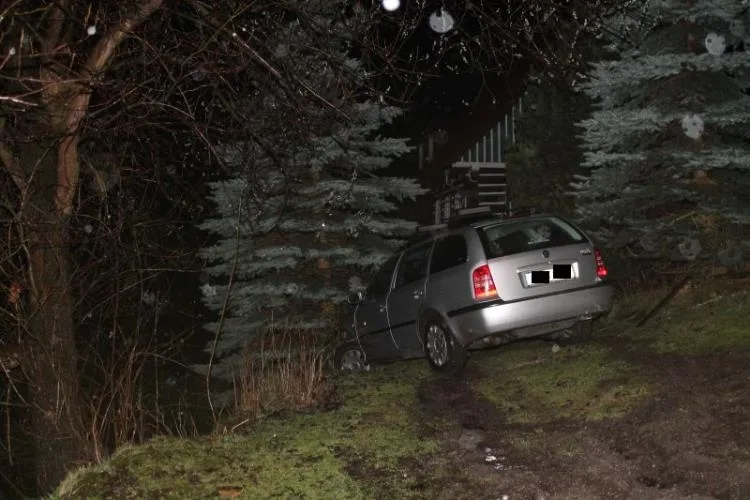 Opilý řidič zapíchl svou Octavii do bahna na cizí zahradě. Foto: Policie ČR