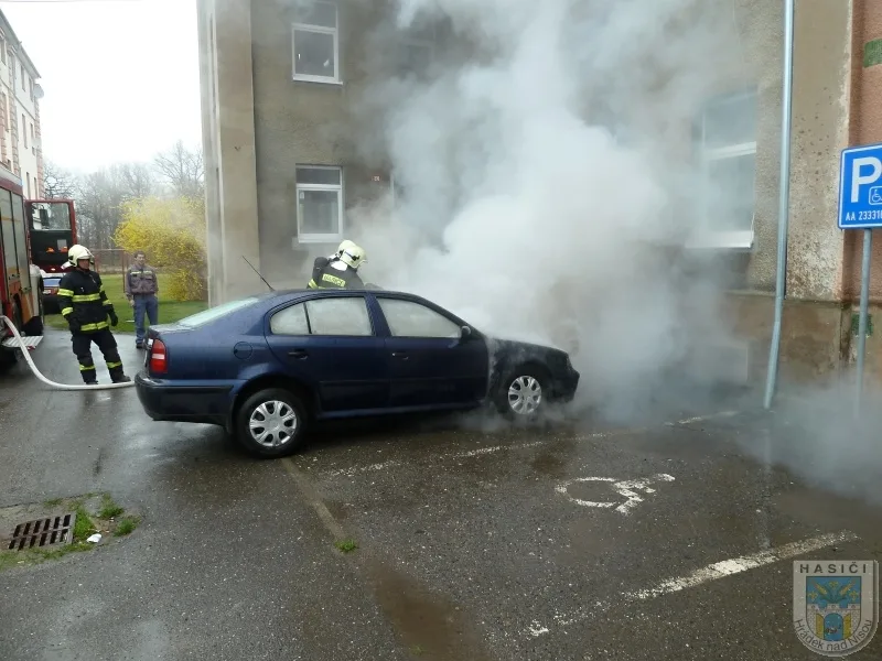 V Hrádku hořela Octavie. Její majitel skončil v nemocnici. Foto: Hasiši Hrádek nad Nisou