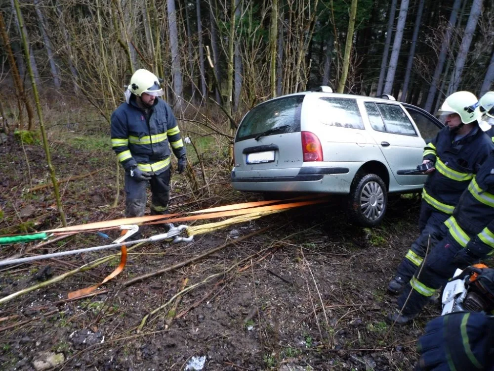 Renault se zastavil až pod třicetimetrovým srázem. Foto: HZSLK