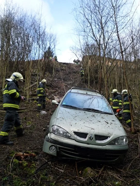 Renault se zastavil až pod třicetimetrovým srázem. Foto: HZSLK