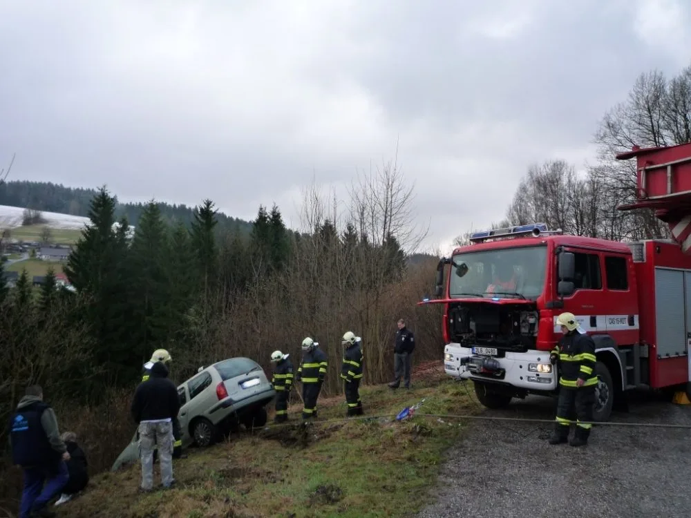 Renault se zastavil až pod třicetimetrovým srázem. Foto: HZSLK