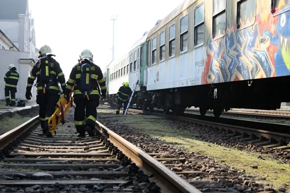 Hasiči trénovali záchranu osob z hořícího vagónu. Foto: HZSLK