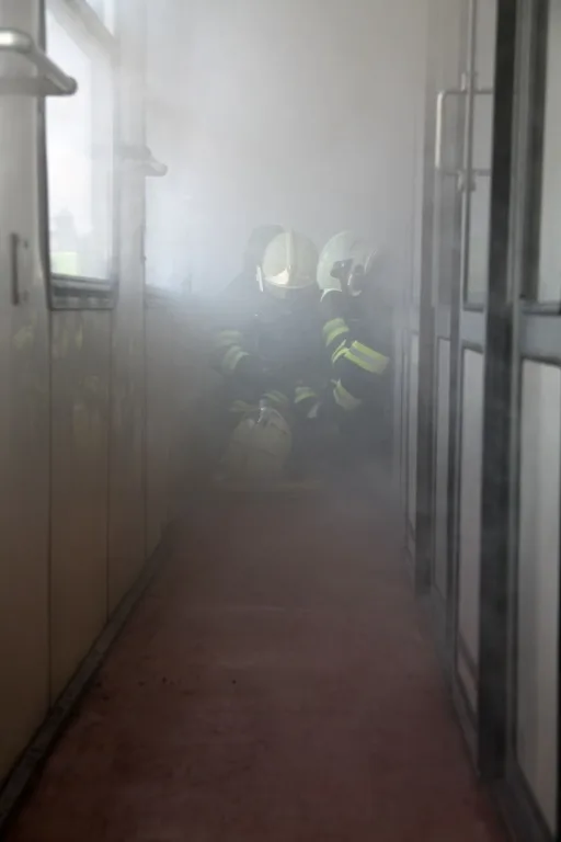 Hasiči trénovali záchranu osob z hořícího vagónu. Foto: HZSLK