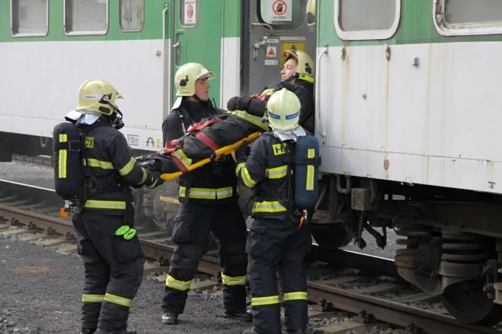 Hasiči trénovali záchranu osob z hořícího vagónu. Foto: HZSLK