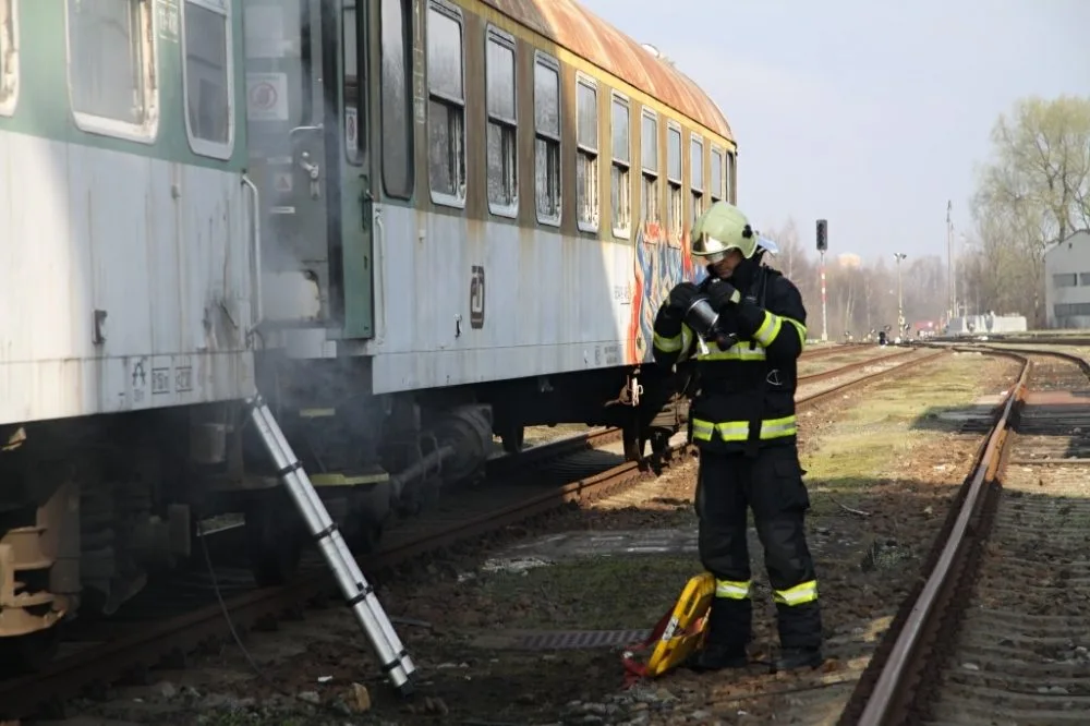 Hasiči trénovali záchranu osob z hořícího vagónu. Foto: HZSLK