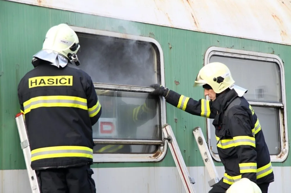 Hasiči trénovali záchranu osob z hořícího vagónu. Foto: HZSLK