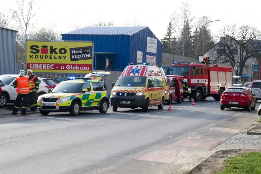 Řidička nabourala dvě auta, na třetí spadl poražený sloup. Foto: Petr Čihák