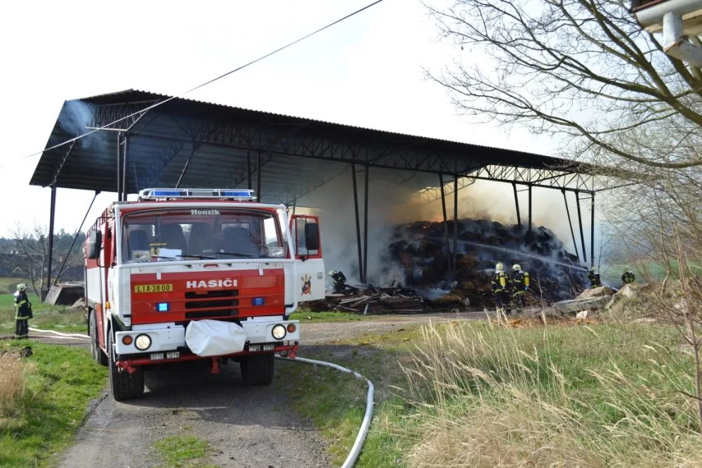 Desítky hasičů zaměstnal hořící sklad slámy na Českodubsku. Foto: HZSLK