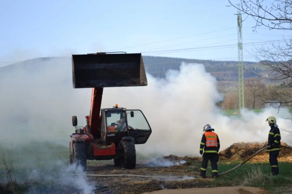 Desítky hasičů zaměstnal hořící sklad slámy na Českodubsku. Foto: HZSLK