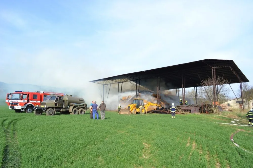 Desítky hasičů zaměstnal hořící sklad slámy na Českodubsku. Foto: HZSLK